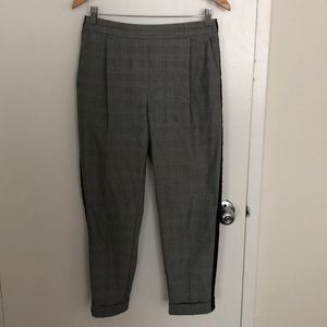 Tapered printed pant.